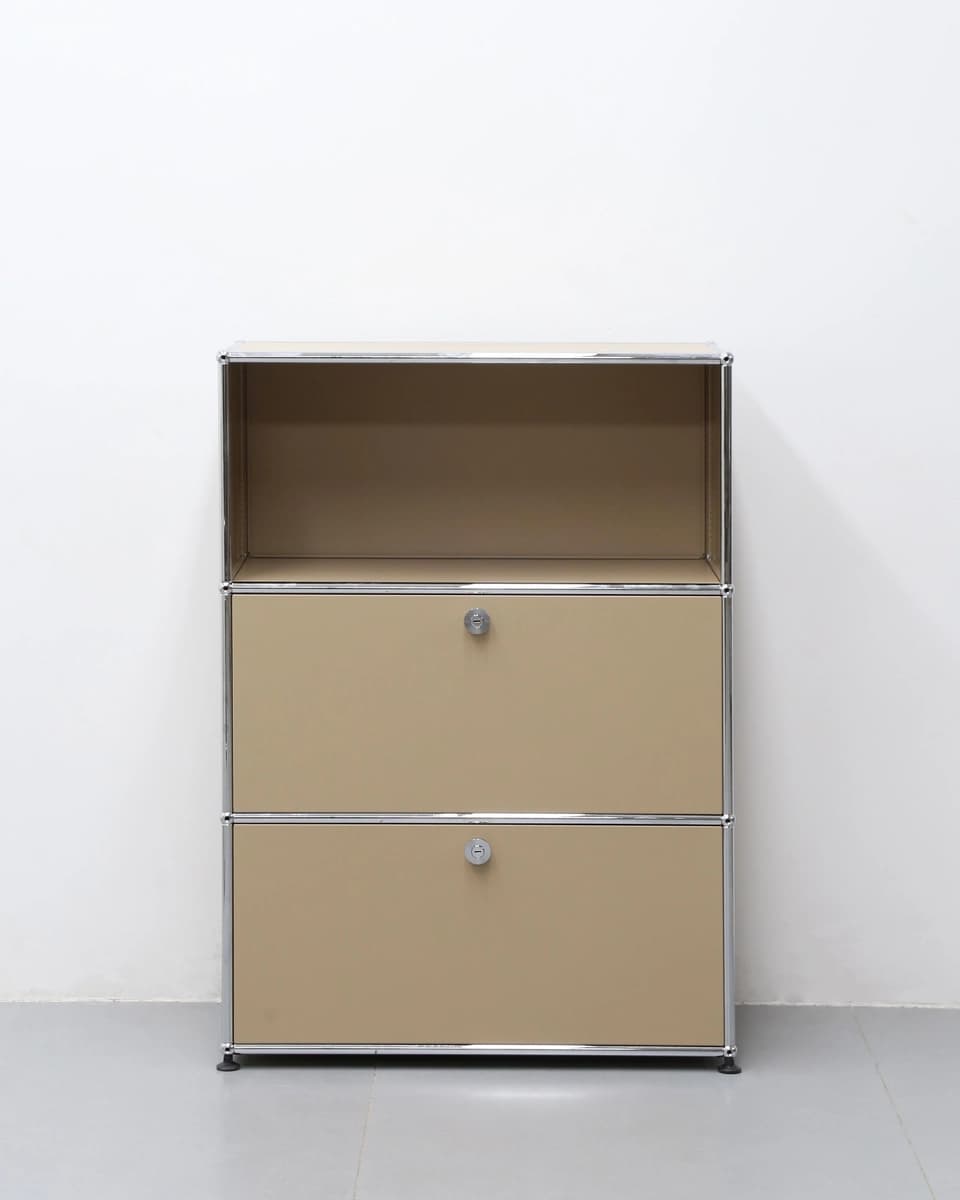Beiger Schrank mit drei Ebenen