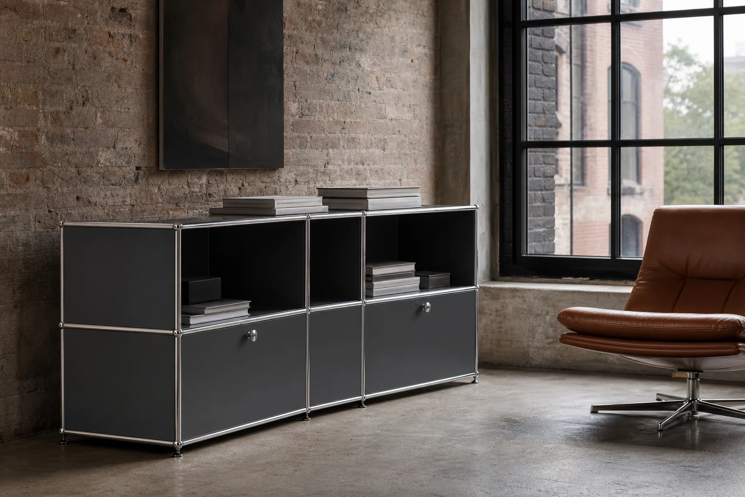 Modulares Sideboard in Anthrazitgrau in einem Industrial-Loft