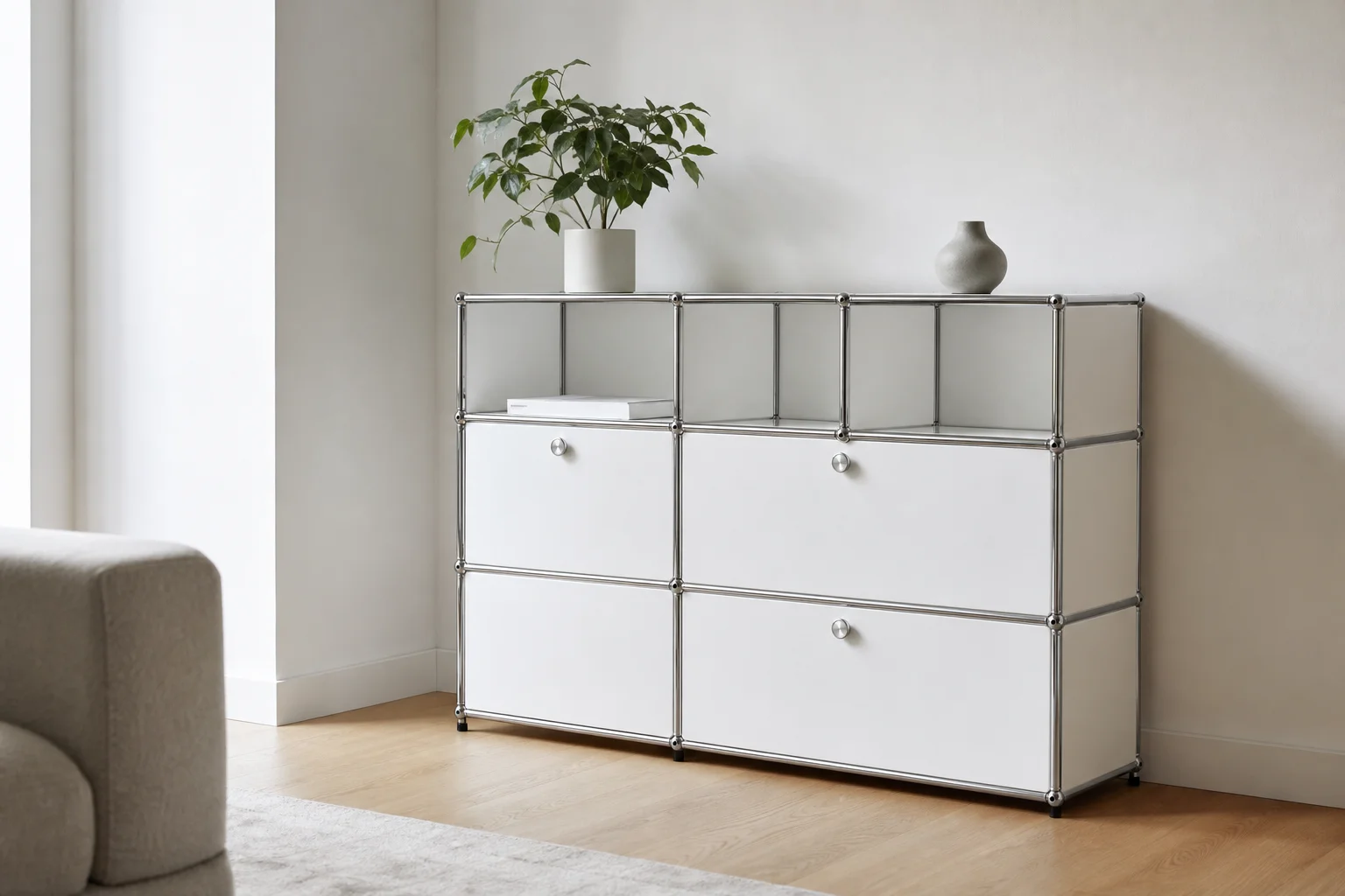 Modulares Regal in Reinweiß in einem minimalistischen Wohnzimmer