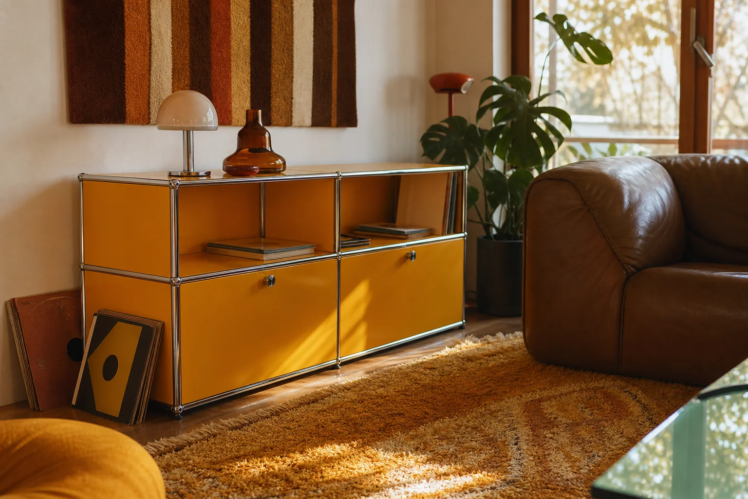 Modulares Sideboard in Goldgelb in einem Mid-Century-Retro-Wohnzimmer